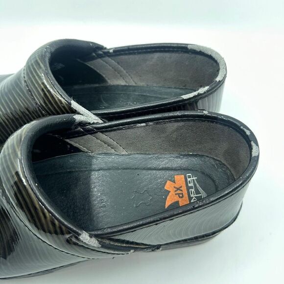 Dansko XP Women’s Sz EU 41 US 10.5-11 Brown Striped Patent Leather Nursing Clogs - Picture 9 of 10